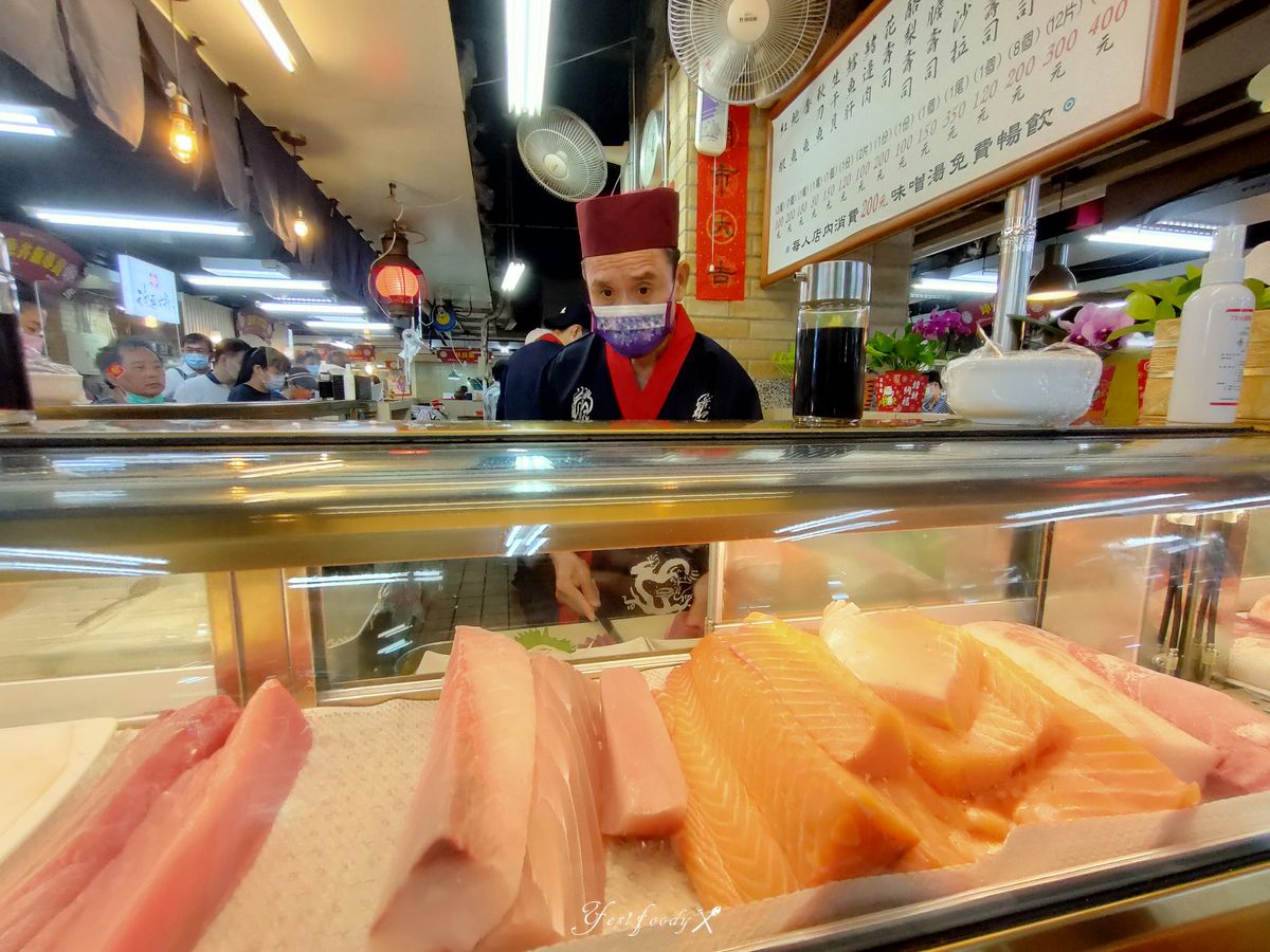 丸隆生魚行，師傅料理各式各樣美味的生魚片
